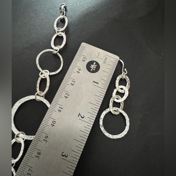 Hammered silver earring & bracelet set - Picture 2 of 4